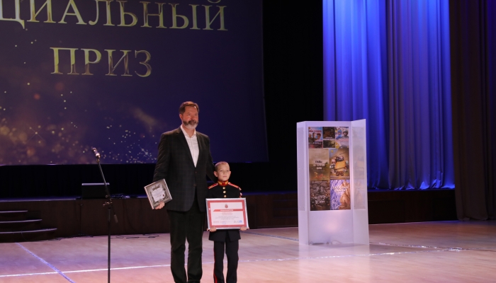 Глава Военкино вручил спецприз суворовцам из Петербурга на кинофестивале «Кадетский взгляд»